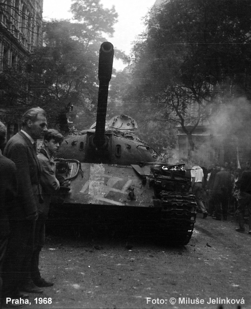 Foto: © Miluše Jelínková - V blízkosti Československého rozhlasu - hořící tank v Balbínově ulici.