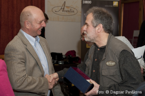 Osobnost české fotografie 2011 - Jan Pohribný, předání ceny Stanislav Pokorný, foto: &copy; Dasgmar Pavlíková