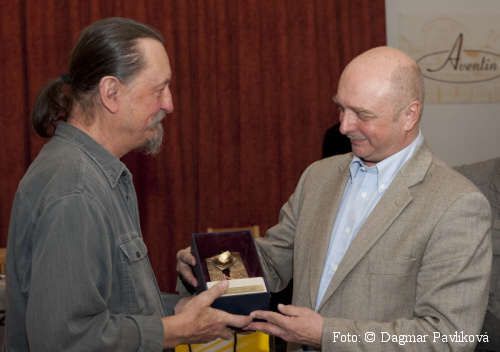 Osobnost české fotografie 2011 za dlouhodobý přínost - Jiří Hanke, předání ceny Stanislav Pokorný, foto: &copy; Dasgmar Pavlíková