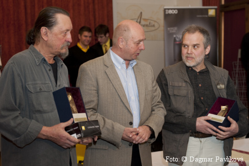Osobnost české fotografie 2011 za dlouhodobý přínost - Jiří Hanke a Jan Pohribný, předání ceny Stanislav Pokorný, foto: &copy; Dasgmar Pavlíková