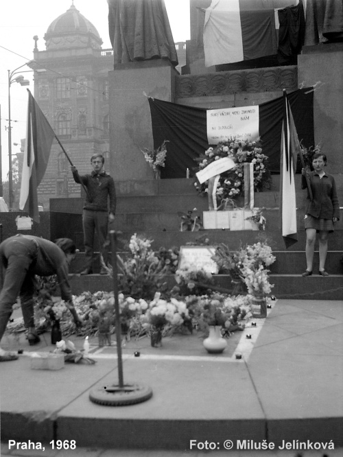 Foto: &copy; Miluše Jelínková - Tryzna za oběť okupačních vojsk - Milana Kadlece. 