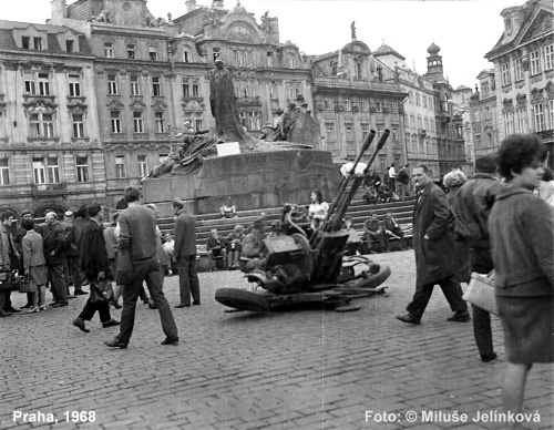 Foto: &copy; Miluše Jelínková - Kulometná hnízda mířící na historické objekty byla rozmístěná po celém Staroměstském náměstí.