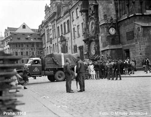 Foto: &copy; Miluše Jelínková - Lidé vojákům vysvětlovali, že zde žádná kontrarevoluce není, ať jedou domů.