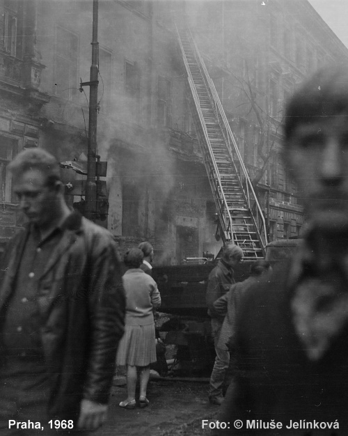 Foto: &copy; Miluše Jelínková - Na Vinohradské třídě nad Československým rozhlasem vyhořelo několik bytů.