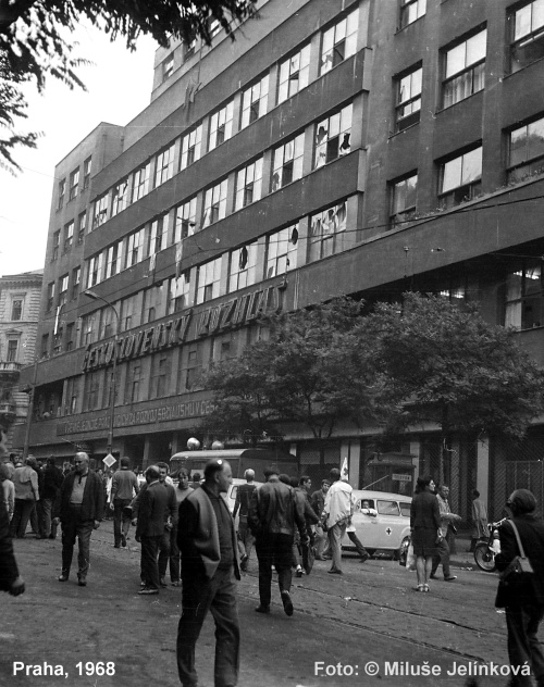 Foto: © Miluše Jelínková - Po střelbě u Československého rozhlasu.
